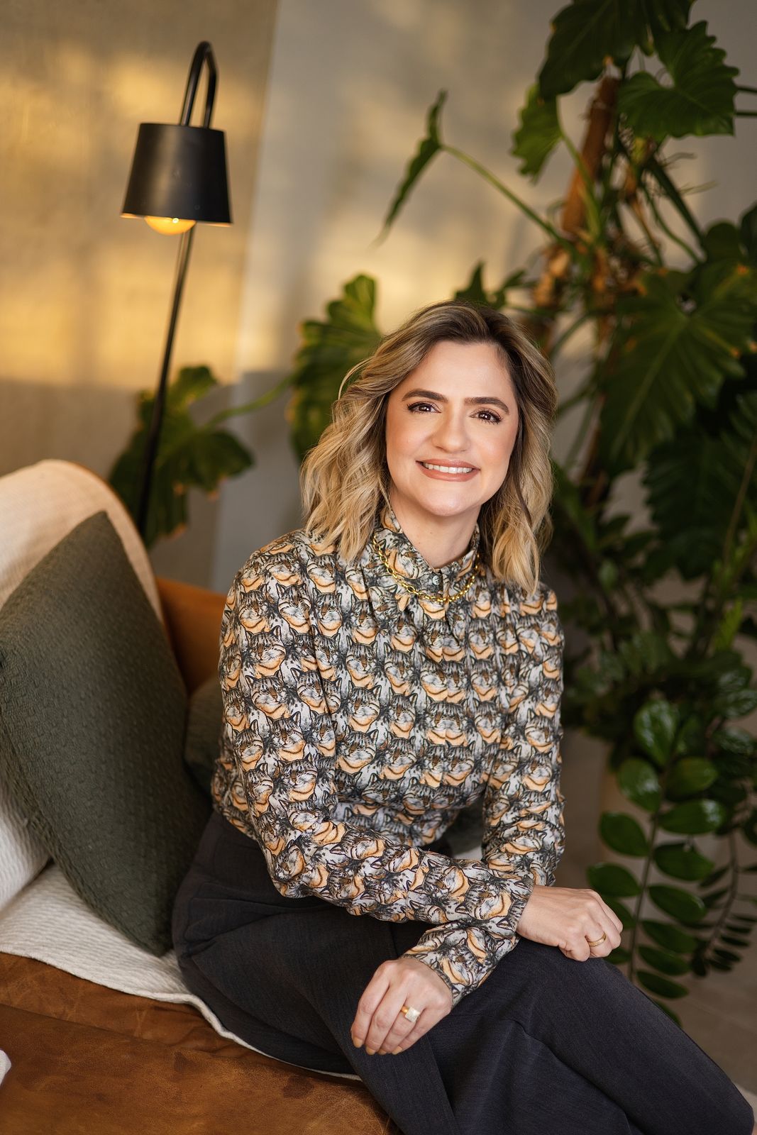 Carolina Morari Mendes, psicóloga e psicanalista em Campinas, sentada em um sofá